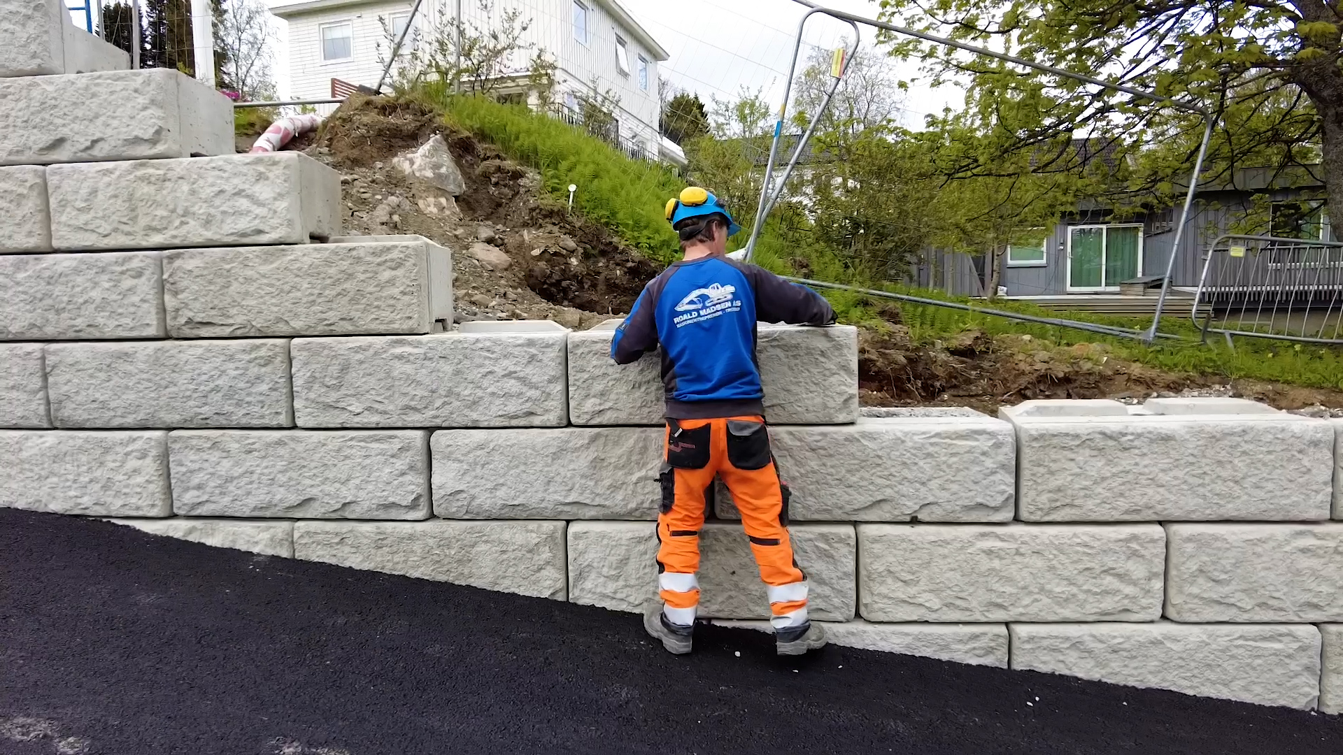 Bygger mur i Røstbakken