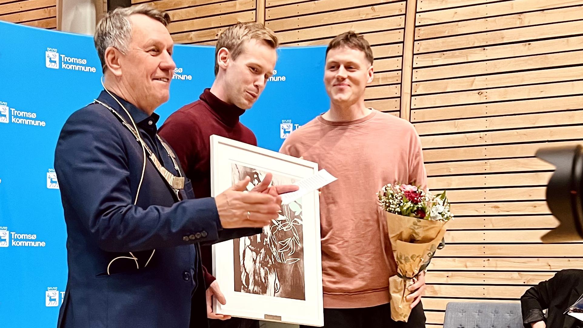 Ordfører Gunnar Wilhelmsen sammen med popduoen Snö, som består av Martin Hotvedt og Hallvar Agersborg