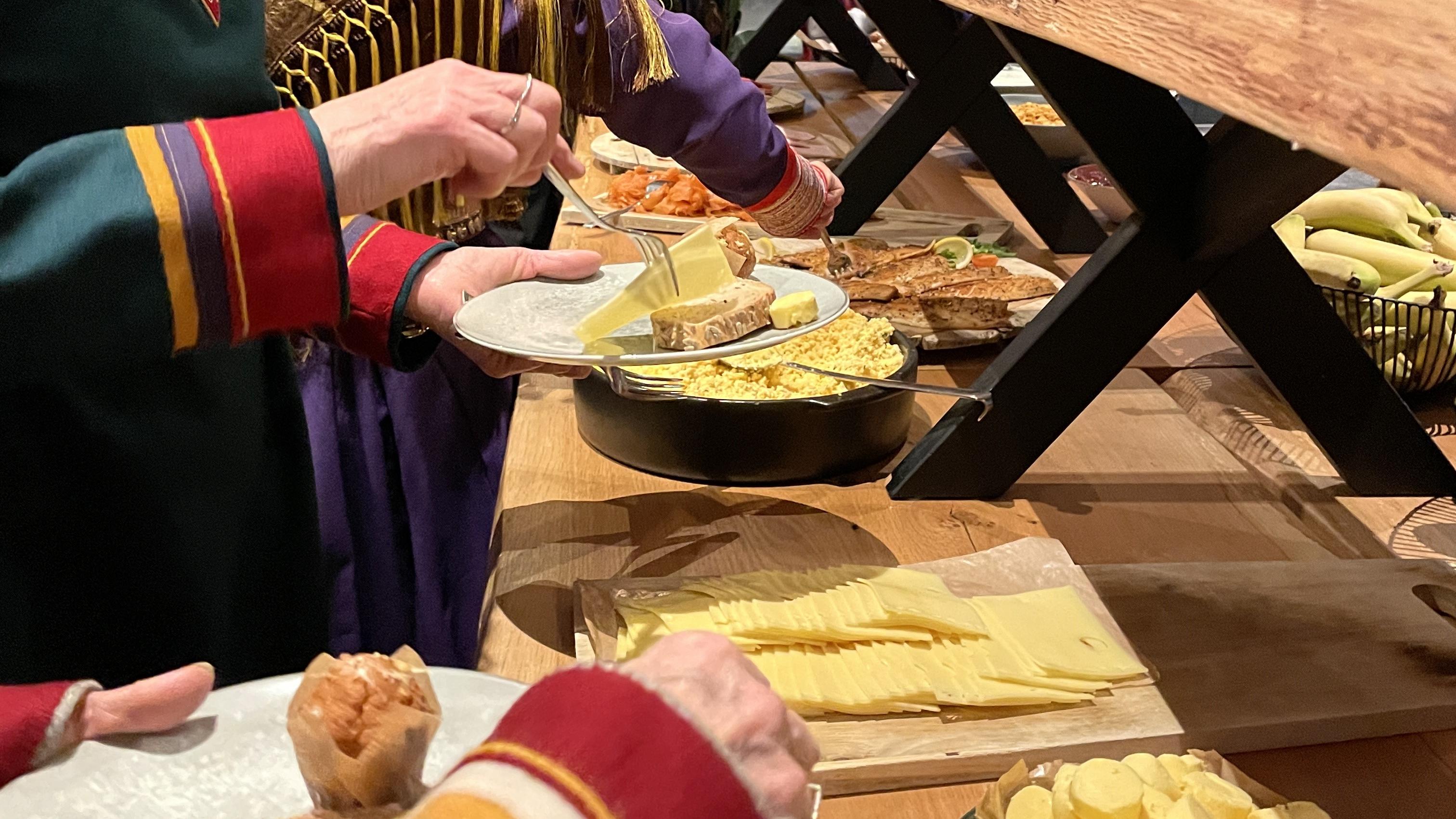 Buffeten på den samiske nasjonaldagsfrokosten i 2024 på Radisson Blu. Folk forsyner seg.