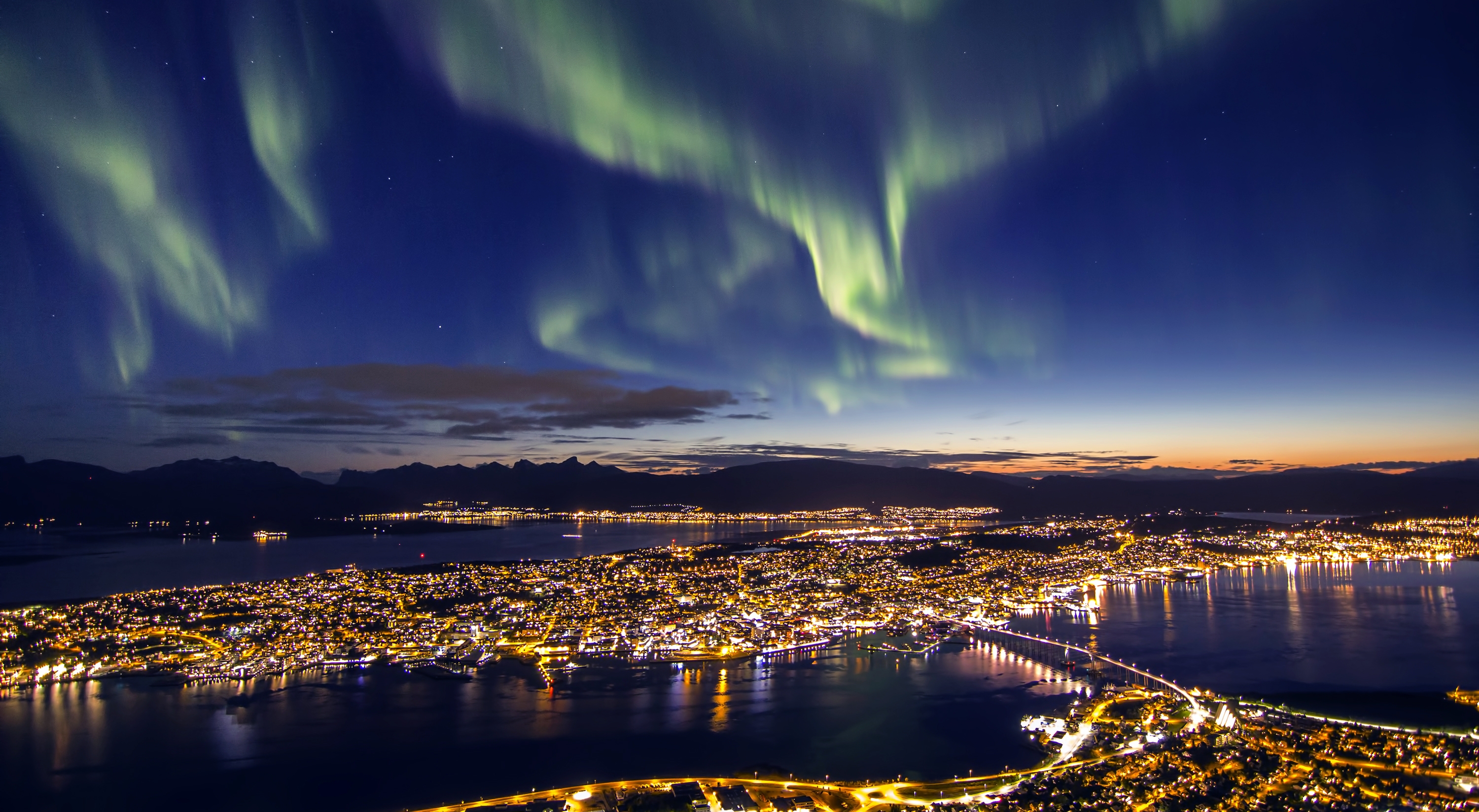 Illustrasjon av Tromsø by med nordlys