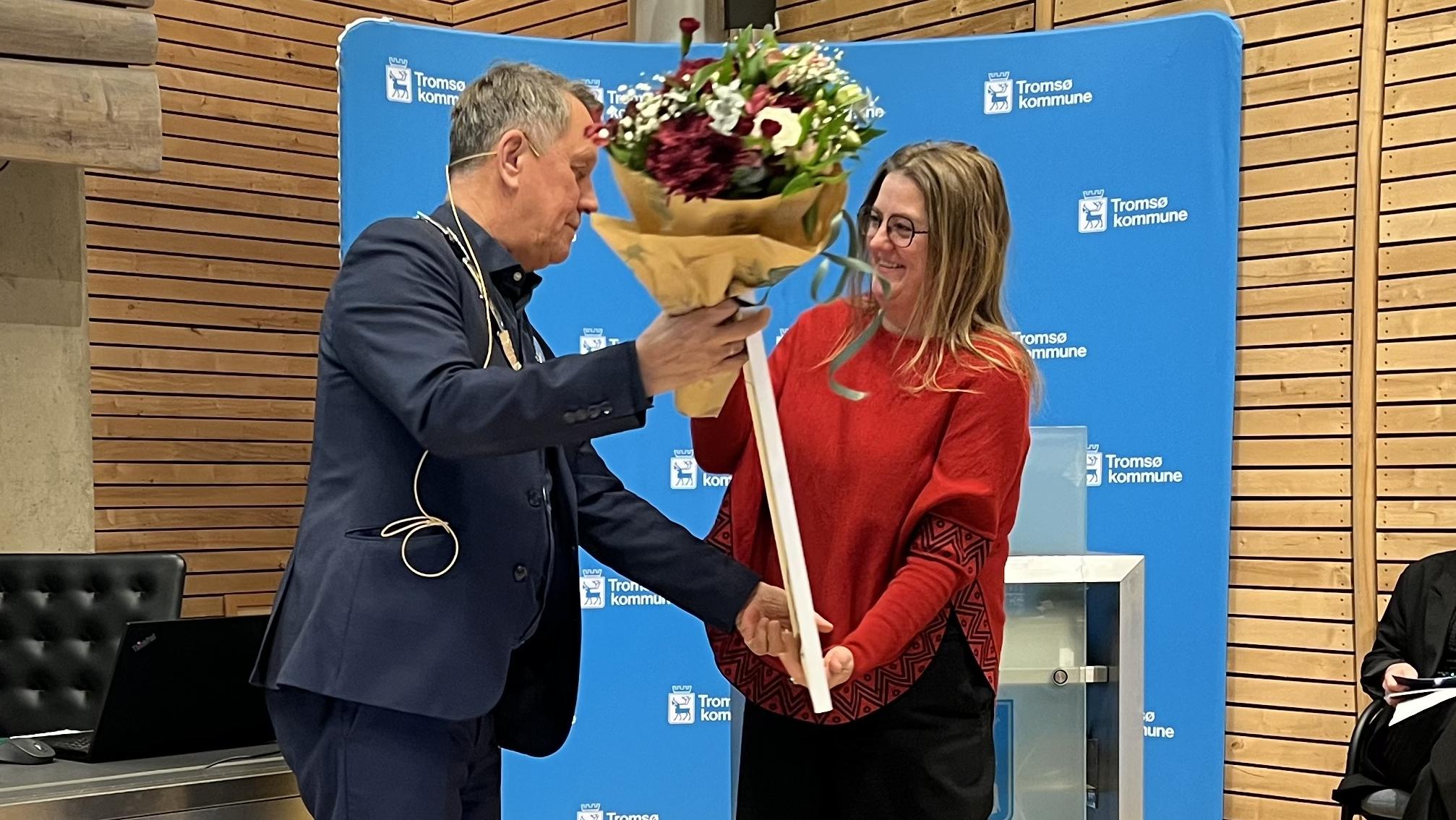 Lene Sivertsen får overrakt blomster og kunst av ordfører Gunnar Wilhelmsen.
