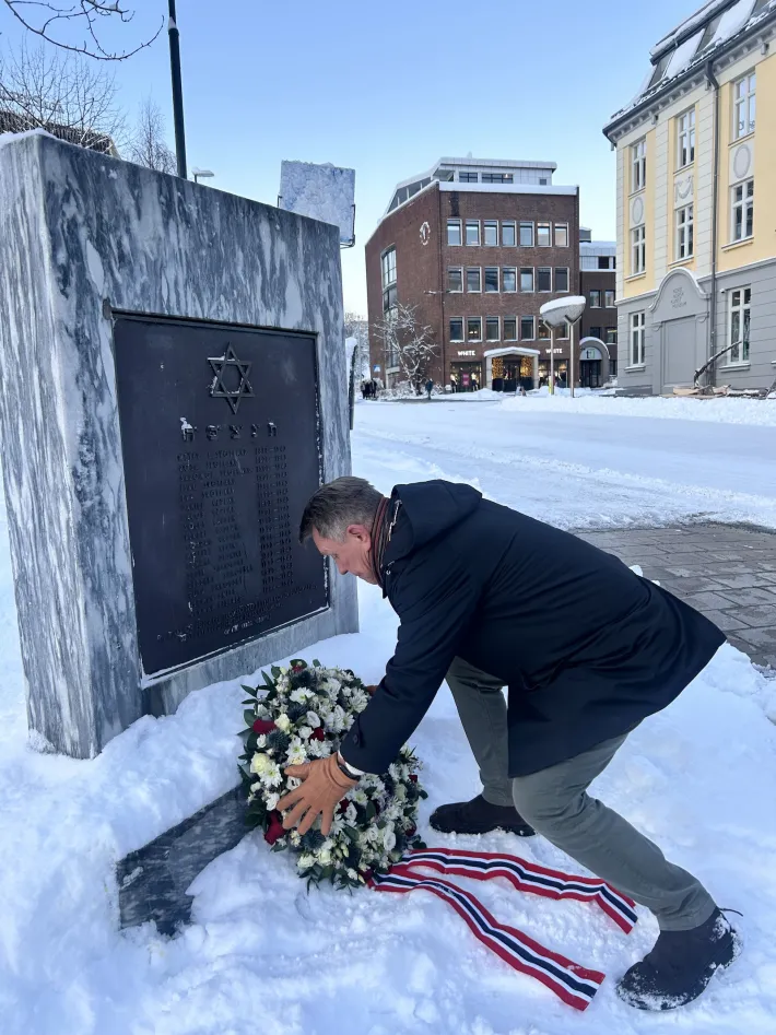 Ordfører Gunnar Wilhelmsen legger ned krans i Amundsenparken under Holocaustdagen 27. januar 2026.