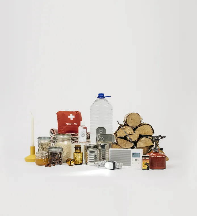Dette er DSB mener du bør ha i beredskap hjemme, blant annet vann, kokeapparat, ved, førstehjelpsskrin, mat og radio