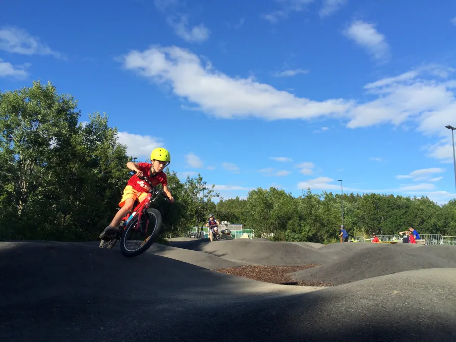 Gutter sykler i pumptracken på Charlottenlund aktivitets- og friluftspark