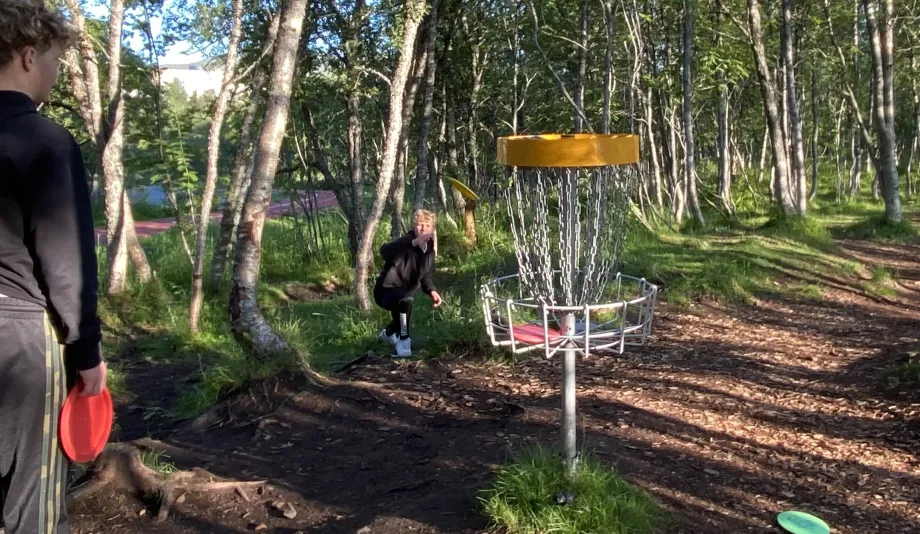 Ungdommer spiller discgolf på Charlottenlund