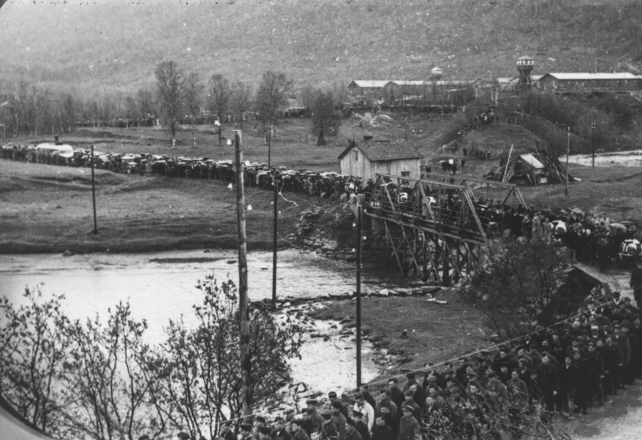Begravelsesfølge Tromsdalen fangeleir etter Arnøy-tragedien