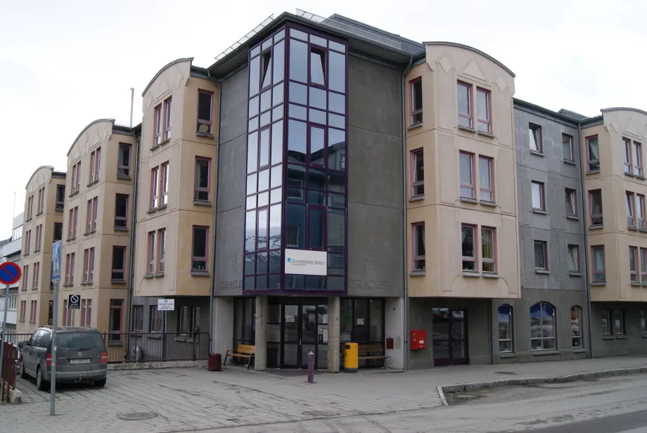 Hovedinngangen og fortauet ved Heracleum bo- og servicesenter.