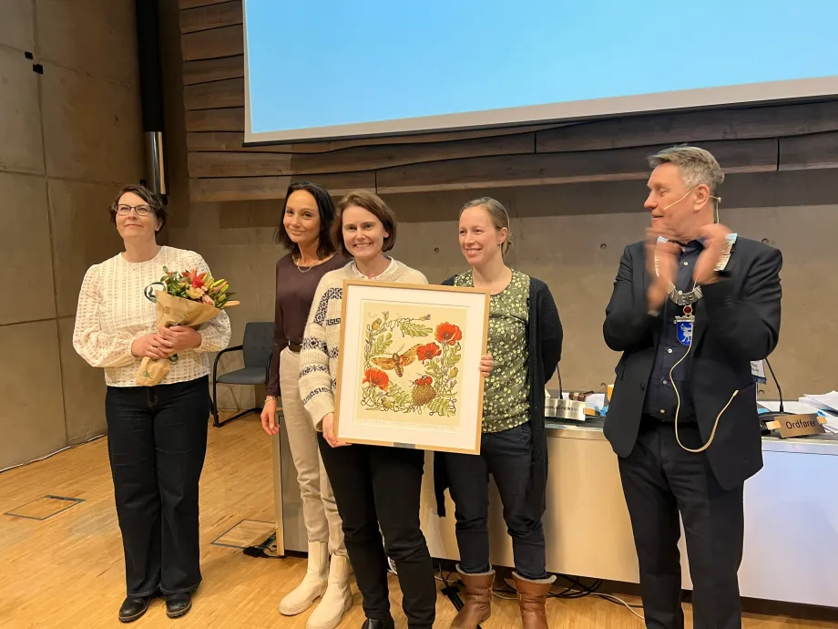 Medlemmer av Blues mothers fotograferes sammen med ordføreren.