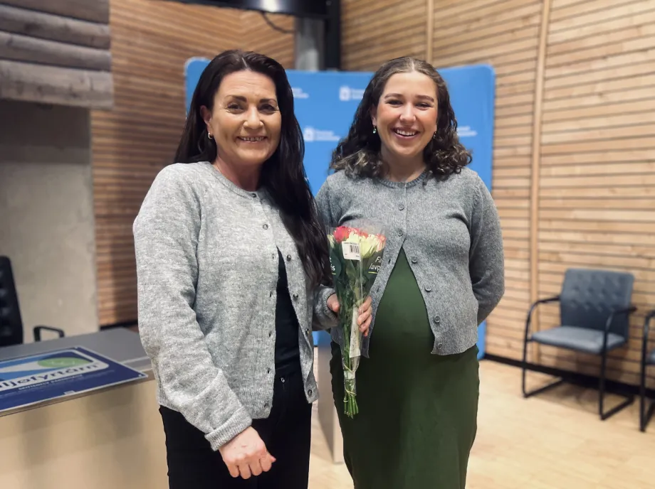 Laila Østgård sammen med varaordfører Sigrid Bjørnhaug Hammer