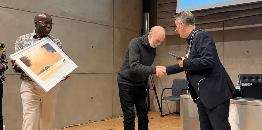 Gunnar Eldjarn takker ordføreren med håndhilsen for prisen han mottok.