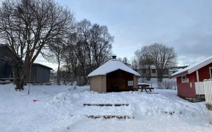 Åsland barnehage grillhytta på uteområdet en vinterdag med snø og blå himmel