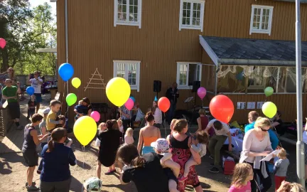 Sommerfest i Barnehagen Hundre med glade barn og voksne og ballonger i alle farger