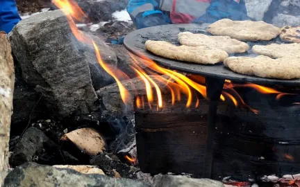 Bukkespranget naturbarnehage grilling av pølsebrød på bålpanne