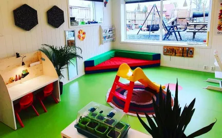 Dalen familiebarnehage inneområde Dalen familiebarnehage innelekeområde med sklie, benker og bord