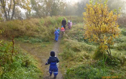 Eventyrøya familiebarnehage på tur Barn og voksne i Eventyrøya familiebarnehage på skogstur en høstdag med tåke i skogen