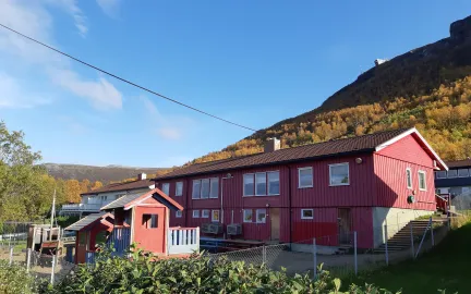 Kanutten barnehage sett utenfra en sommerdag med blå himmel