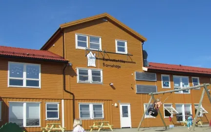 Karveslettlia barnehage sett utenfra en sommerdag med blå himmel