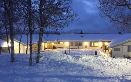 Kvaløysletta barnehage sett utenfra Kvaløysletta barnehage sett utenfra en snørik vinterdag i blåtimen