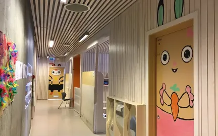 Gang i Kvamstykket barnehage med fargerike tegninger på dørene