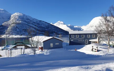 Lakselvbukt skole vinter