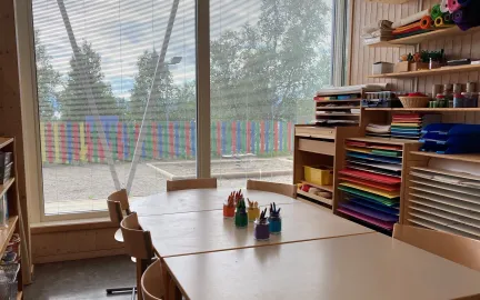 Sjømannsbyen barnehage formingsrom Inneområde i Sjømannsbyen barnehage med formingsrom, sitteområde med fargestifter og hyller med farget papir.