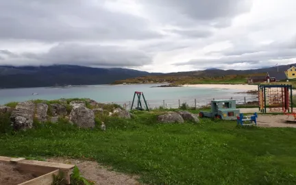 Trondjord barnehage uteområde med husker og sandkasse en sommerdag i fjæra