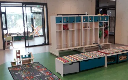 Vikran barnehage inneområde med garderobe, lekematte og bokkasser