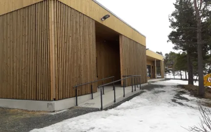 Vikran barnehage bygget sett utenfra en vinterdag med snø og grantrær