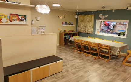 Eventyrøya familiebarnehage Inneområde med benker og bord i Eventyrøya familiebarnehage