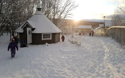 Norlandia Hvalrossen barnehage Grillhytta utenfor barnehagen en snørik vinterdag med sol