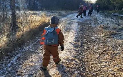 Norrøna barnehage på tur en sen høstdag i skogen