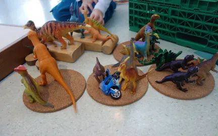 Dinosaurdyr i plast i lekeområdet inne i Norrøna barnehage