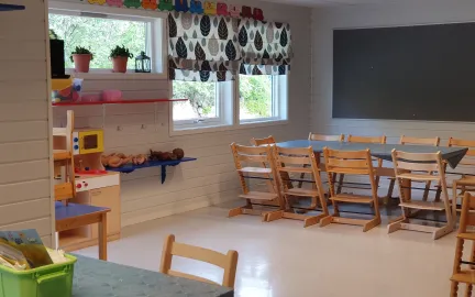 Leke- og spiseområde med bord og stoler i Soldagen barnehage