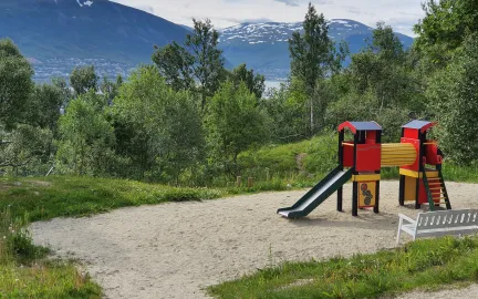 Lekeområdet med klatretårn og sandkasse en sommerdag i Soldagen barnehage
