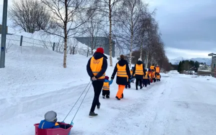 Voksne og barn i Sommereng barnehage på vintertur