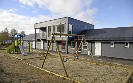 Lekeområdet med husker, sandkasser og klatrehus i Steinberget barnehage