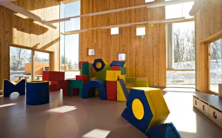 Inneområde med store lekeklosser i Universet studentbarnehage