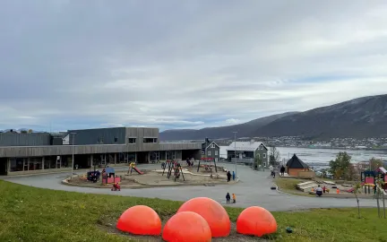 Uteområde med ulike lekeapparater i Kvamstykket barnehage