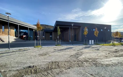 Brensholmen skole inngangsparti med uteområde en solrik sommerdag
