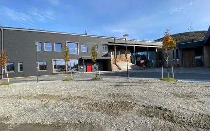 Brensholmen skole inngangsparti og uteområde