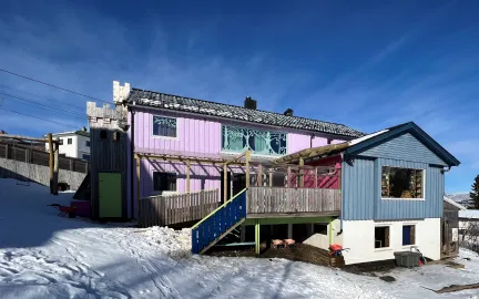 Bilde av Steinerbarnehagen med blå himmel en vinterdag 