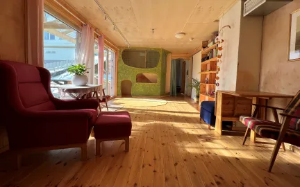 Steinerbarnehagens inneområde med lesekrok og bokhyller