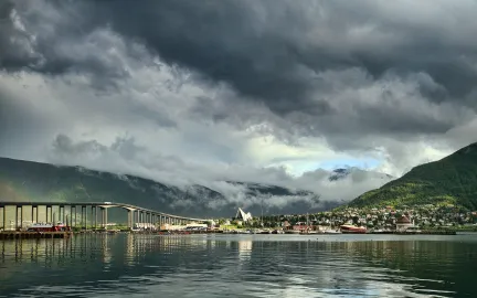 Tromsøbrua og Ishavskatedralen.