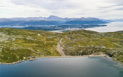 Amundvannet med Tromsøya i bakgrunnen.