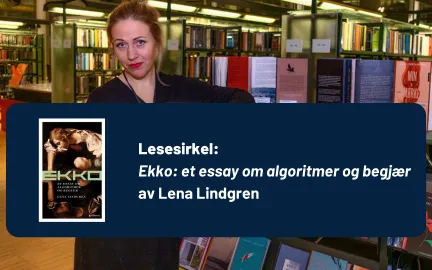 Kvinne i svart kjole ser i kamera. Til høyre for henne står bøker oppstilt på en hylle.