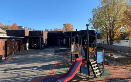 Polarmåsen barnehage Uteområde Polarmåsen barnehage med sandkasse og klatretårn