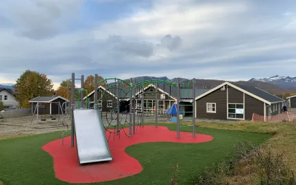 Polarmåsen barnehage Polarmåsen barnehage - lekeområde ute