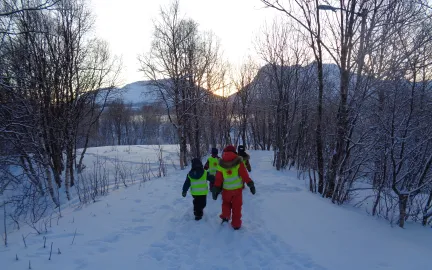 Barn på tur i vinterskogen