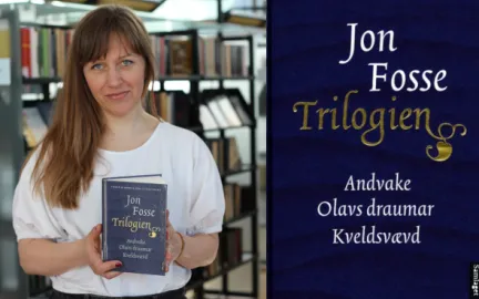 Kvinne med langt, lysebrunt hår smiler mot kamera. Hun holder en blå bok. Til høyre for bildet, er et utsnitt av boka Trilogien av Jon Fosse