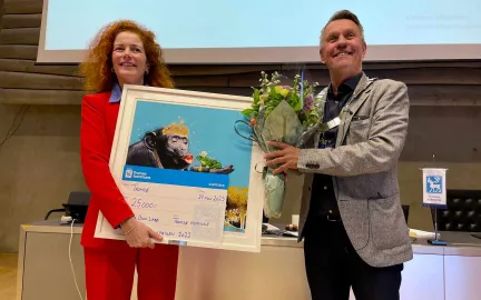Rebekka Brox Liabø mottok kommunens likestillingspris av ordfører Gunnar Wilhelmsen.